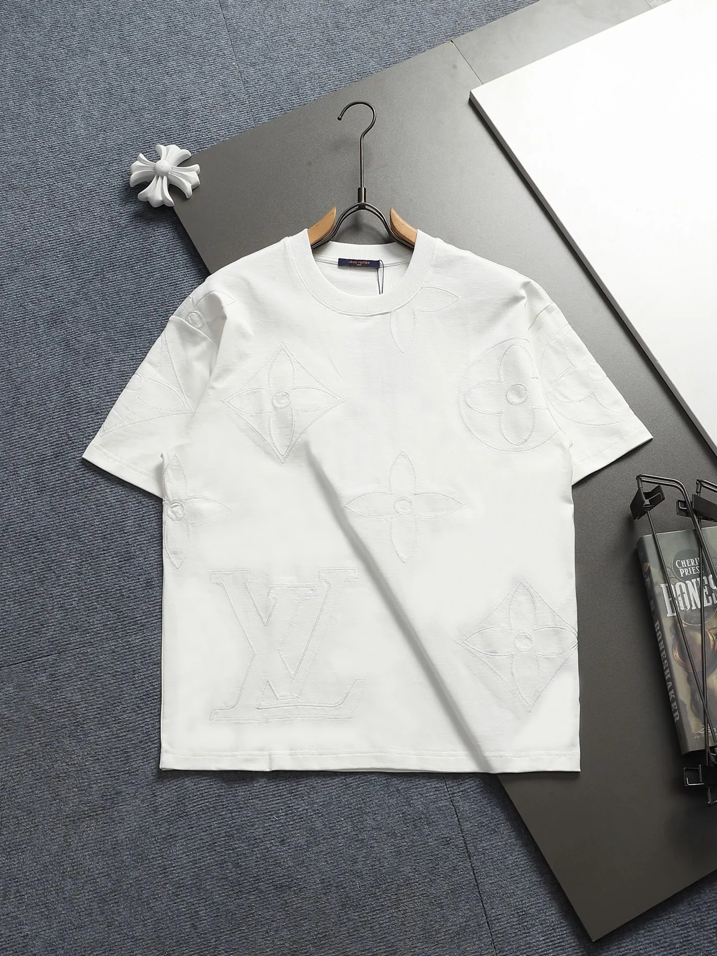 🅿️220 Louis Vuitton/Louis Vuitton The large logo is exquisitely upgraded, inspired by the retro embroidery of the 1980s. The original fabric is the same as the official short-sleeved T-shirt 320 grams. The fabric is dyed in the same vat. It feels very comfortable. The latest brick cabinet synchronization for spring and summer. Fashionable and personalized. Super versatile and good-looking. Very suitable for both men and women. A must-have for everyone. Hang tag. Collar label. Washed wheat. Three labels are complete. Color: black white. Size: S M L XL